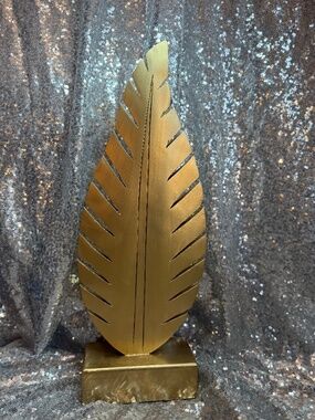 Gold standning palm leaf